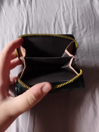 Cartera negra acolchada con cremallera para moneda
