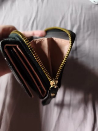 Cartera negra acolchada con cremallera para moneda