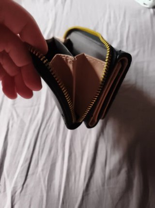 Cartera negra acolchada con cremallera para moneda