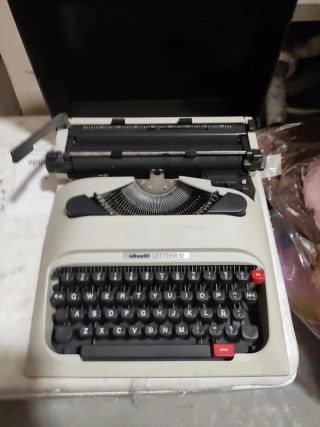 Máquina de escribir Olivetti Lettera 12