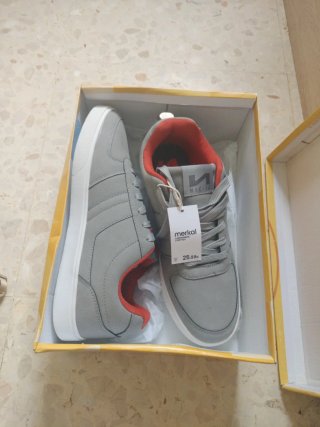 Zapatillas Merkal Gris y Rojo Talla 42