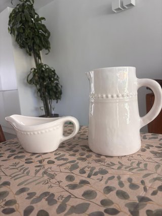 Jarra y salsera de loza blanca portuguesa