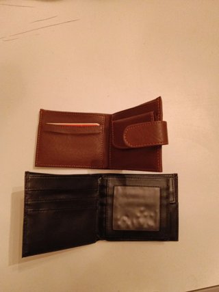 2 portafogli in pelle nero e marrone