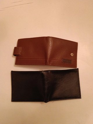 2 portafogli in pelle nero e marrone