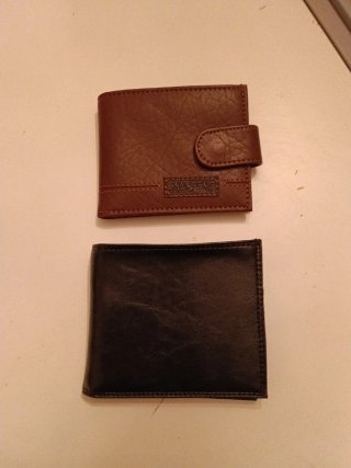 2 portafogli in pelle nero e marrone