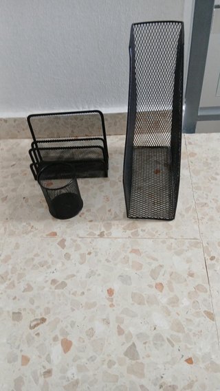 Escritorio madera + silla + estanterías