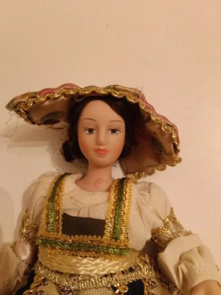 Statuetta ceramica donna costume tradizionale
