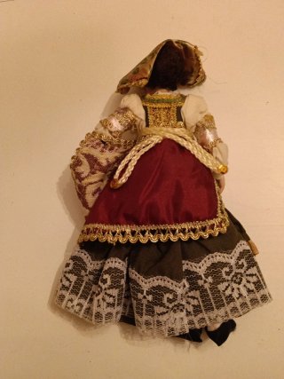Statuetta ceramica donna costume tradizionale