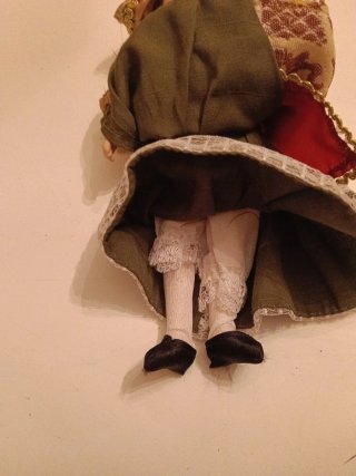 Statuetta ceramica donna costume tradizionale