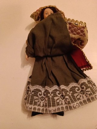 Statuetta ceramica donna costume tradizionale
