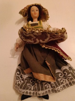 Statuetta ceramica donna costume tradizionale