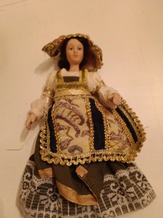 Statuetta ceramica donna costume tradizionale