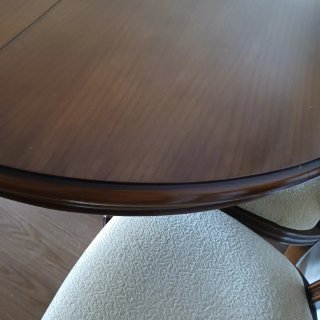 Mesa de madera con 5 sillas
