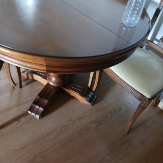 Mesa de madera con 5 sillas