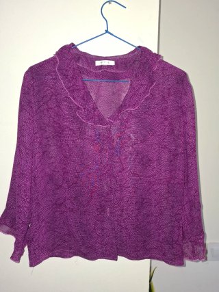 Blusa morada con volantes