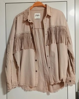 Chaqueta vaquera beige Zara con flecos y brillos