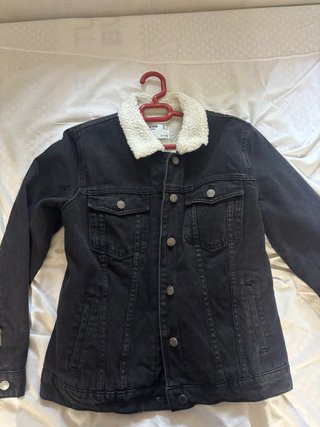 Chaqueta Vaquera Negra con Cuello Borreguito