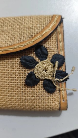 Cartera de esparto con flor
