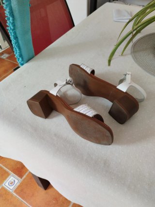 Sandalias de Piel Blancas y Plateadas