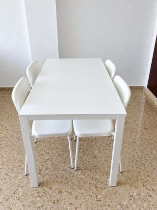 Comedor IKEA con 4 sillas