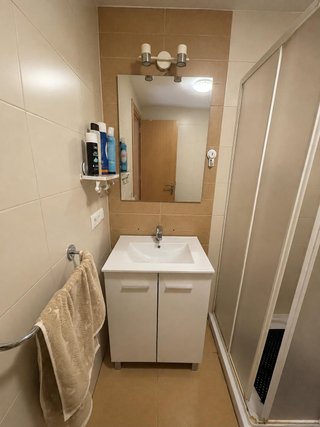 Mueble de baño blanco con lavabo
