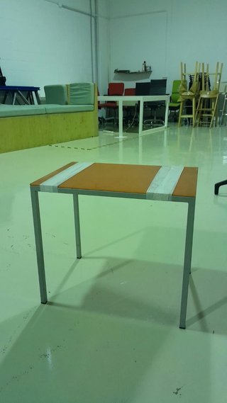 Mesa auxiliar naranja y cristal