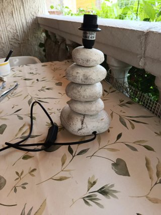Lámpara de piedras decorativa