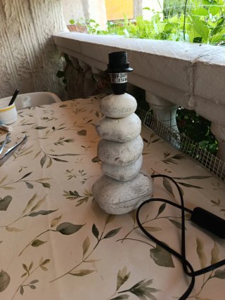Lámpara de piedras decorativa