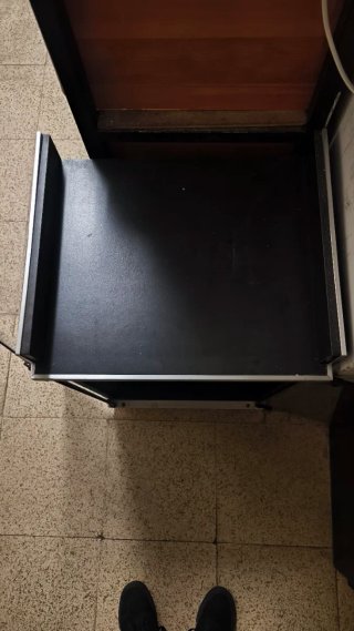 Mueble diseñado para tocadiscos y vinilos.