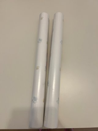 Papel pintado con huellas de animales de colores