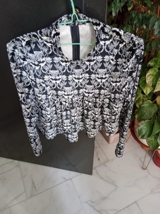 Blusa corta juvenil marca Zara ,estampada