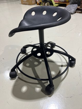 Silla baja con ruedas negra