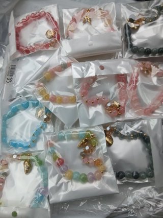 Pulseras de cuentas de colores con dijes nuevas