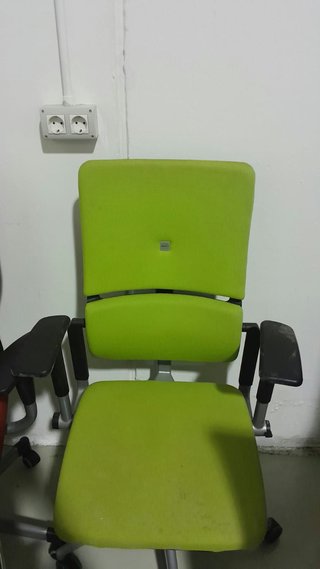 Silla de oficina ergonómica verde