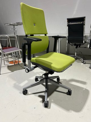Silla de oficina ergonómica verde