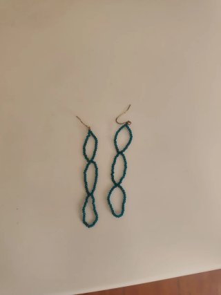 Pendientes largos de bolitas azules