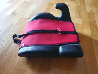 Asiento elevador de coche para niño.