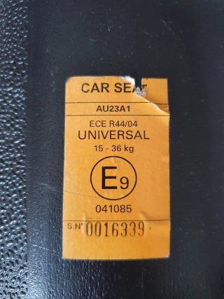 Asiento elevador de coche para niño.