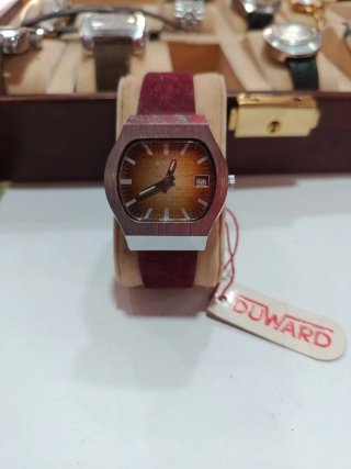 Reloj Duward Cuadrado con Correa Roja