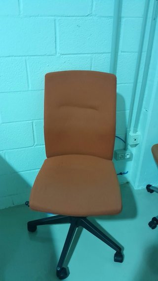 Silla de oficina naranja sin brazos