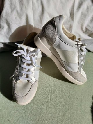 Zapatillas Neox Blancas y Plateadas y otras beige