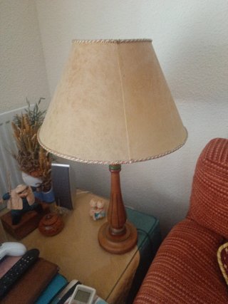 Lámpara de mesa clásica con base de madera
