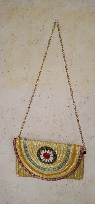 Bolso sobre de mano con cadena