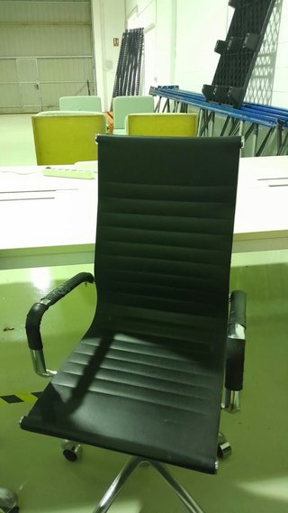Silla de oficina negra con reposabrazos