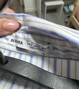 Camisa Bershka rayas azul celeste y blanco