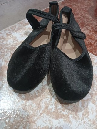 Zapatos negros de terciopelo con tira