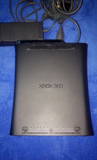 Xbox 360 con 2 mandos y 26 juegos