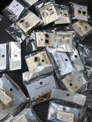 Varios 15 pares de pendientes variados nuevos
