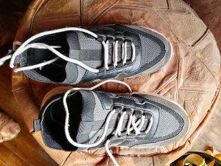 Zapatillas deportivas grises y negras