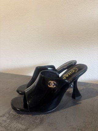 Mules in vernice nera taglia 37